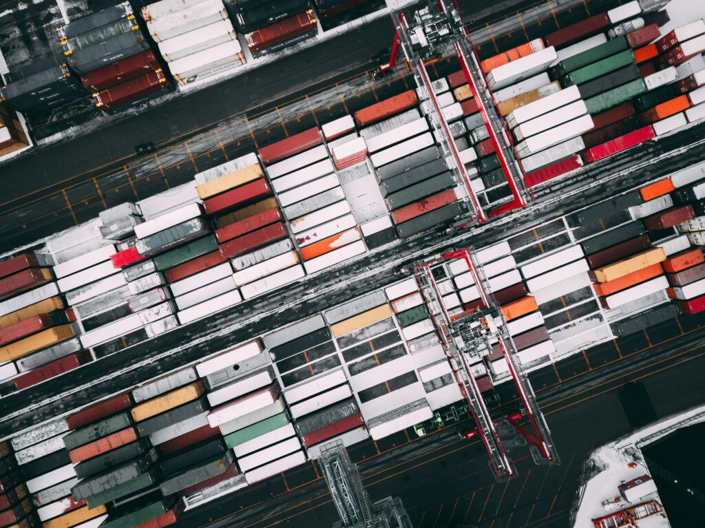 Strategi Efisiensi Tim Operasional Logistik Doominan