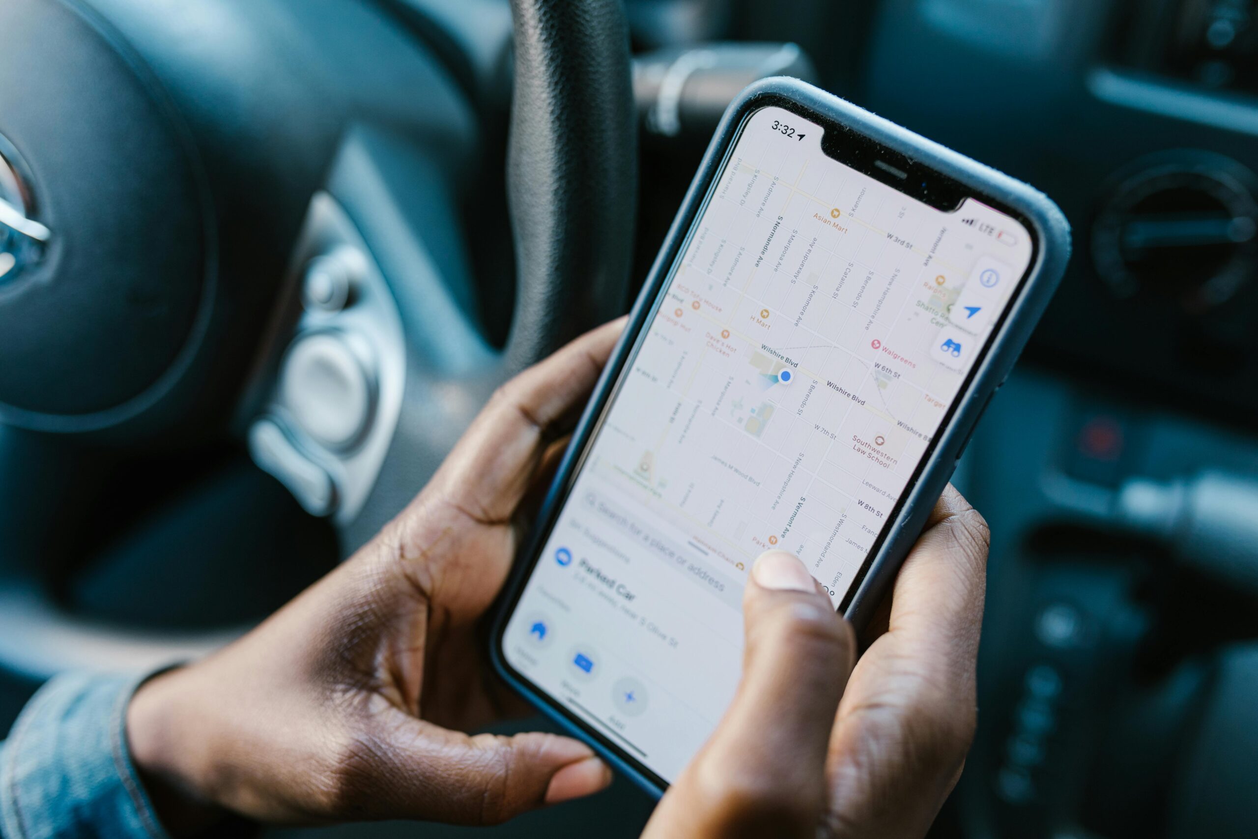 Implementasi sistem tracking kargo real-time untuk transparansi pengiriman pelanggan