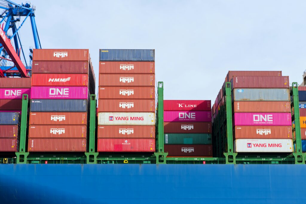 Ilustrasi alur proses customs clearance yang terintegrasi dengan sistem digital di pelabuhan