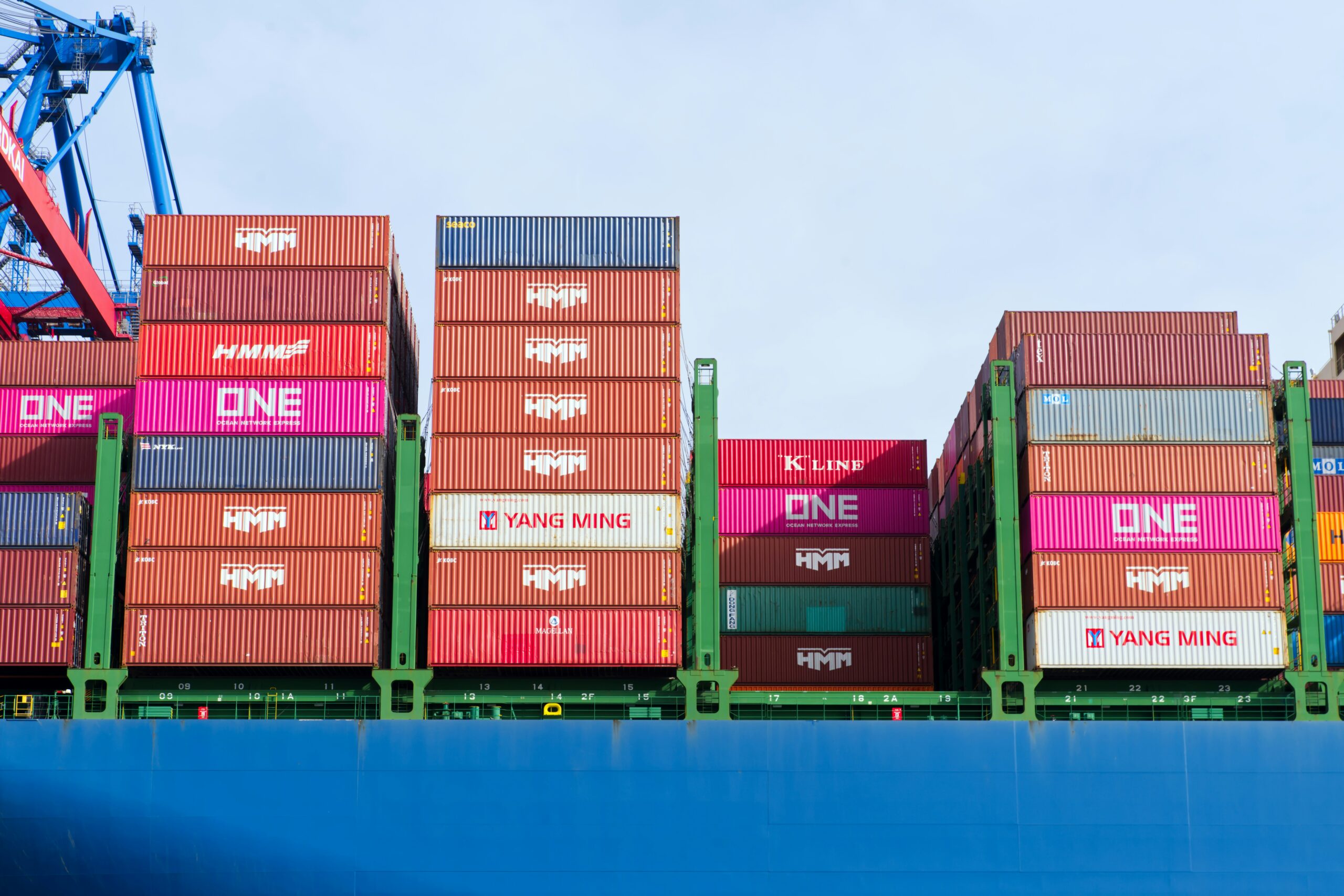 Ilustrasi alur proses customs clearance yang terintegrasi dengan sistem digital di pelabuhan
